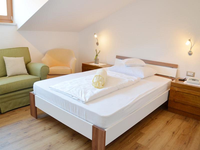 Einbettzimmer Mansarde Hotel Karin 23d1cf80a59225be15bbcb1ec46115ff