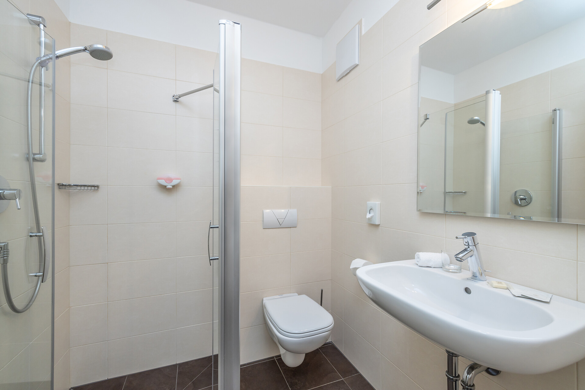 AFA120F3AAB08113A2E0BC7DF29C7411